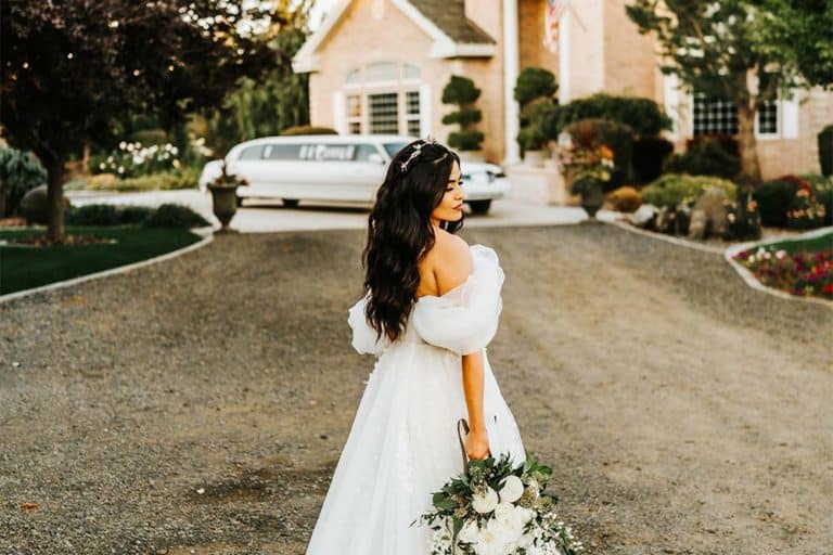 Walla Walla Wedding Venues, beautiful bride posing with her bouquet outside the Cameo Heights Mansion